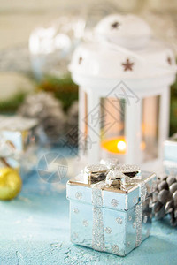 装饰和礼物在蓝宝石背景上的圣诞小分图片