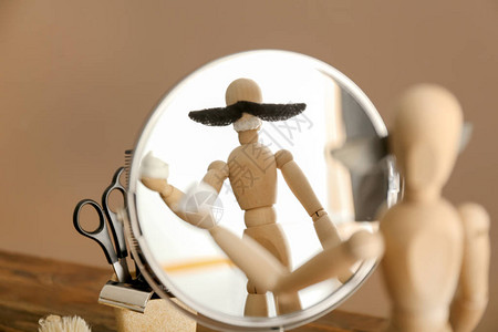 有趣的小模特儿面镜子前图片
