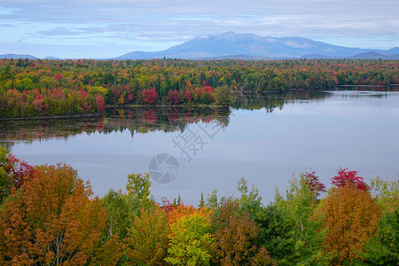 飞向湖面高山俯瞰风景如画的新罕布什尔州广阔多彩的树林秋天的自然美景图片