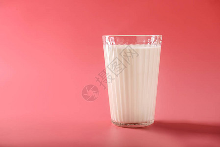 彩色背景上的一杯牛奶背景图片