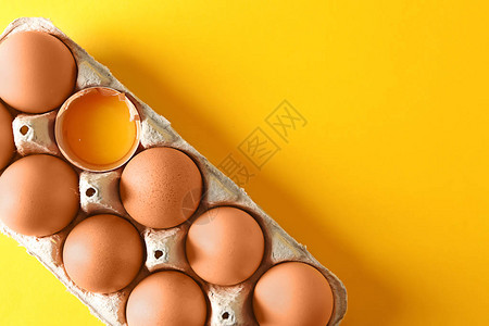 彩桌上纸箱中的碎鸡蛋和全鸡蛋图片