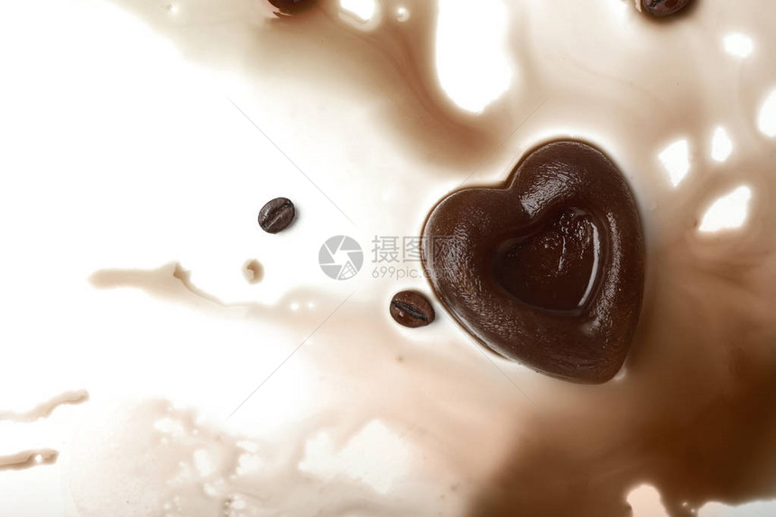 心形咖啡冰块白色背景上有豆子和飞溅图片