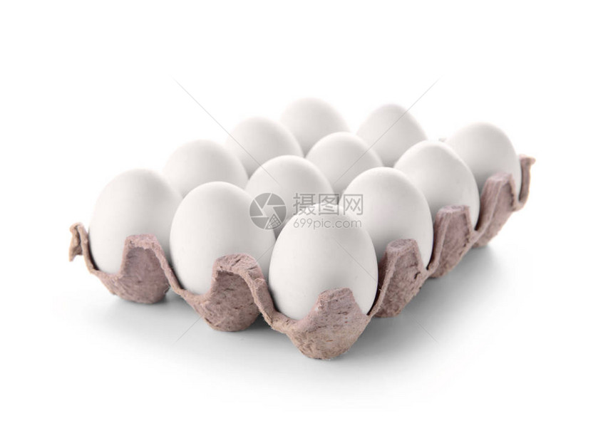 白色背景生鸡蛋的纸箱包装图片