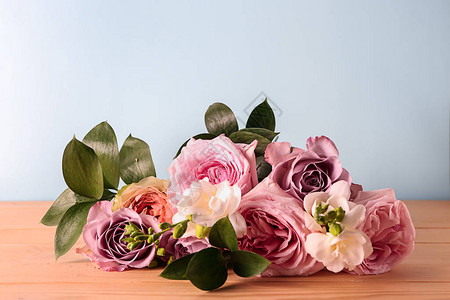 木桌上的一束美丽的玫瑰图片
