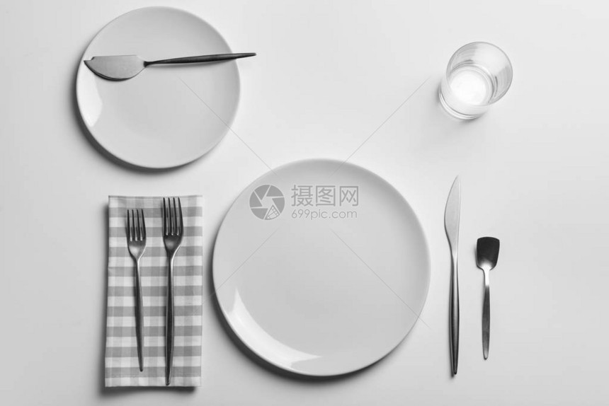 白色背景上精美的餐桌图片