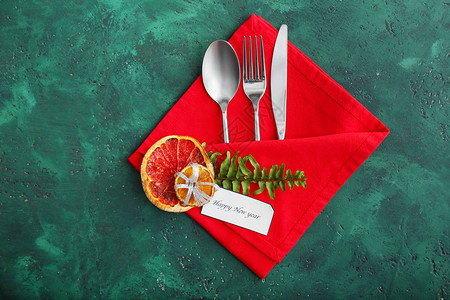 纸巾折叠时用餐盘装在彩色背景图片