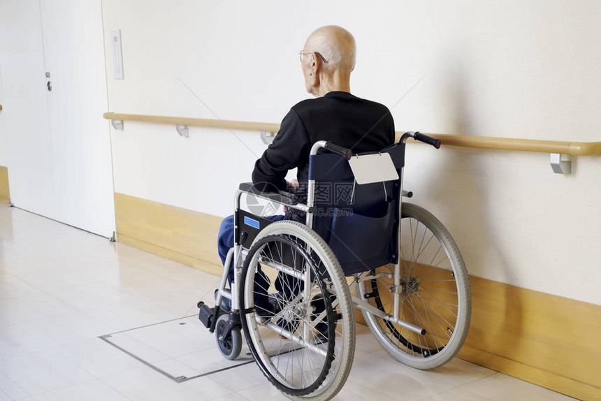 在医院走廊里坐轮椅的老人或老人图片