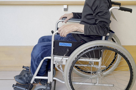 在医院走廊里坐轮椅的老人或老人图片