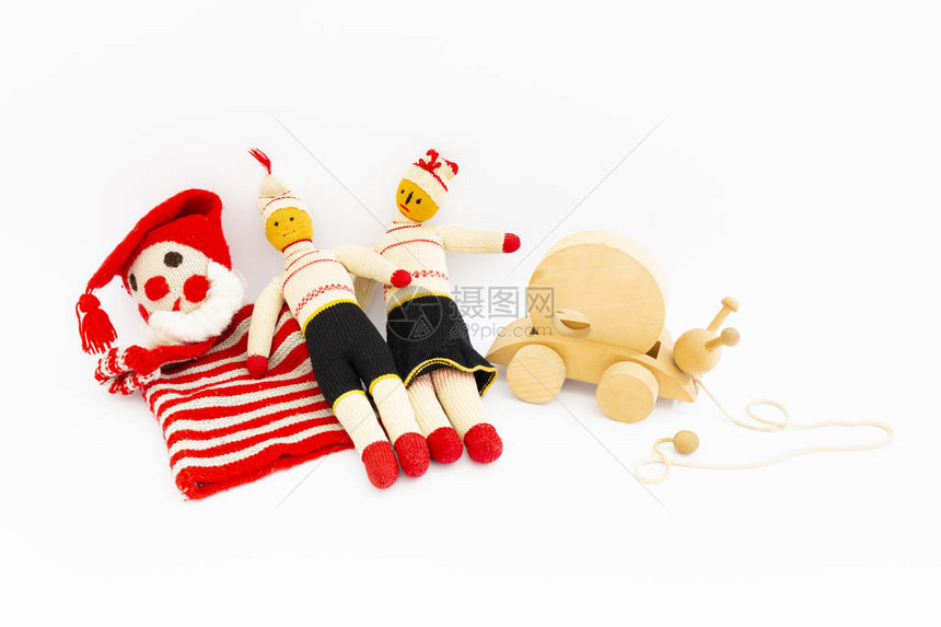 白色背景上有趣的老式儿童玩具的前视图品种包括一个小丑一个男娃一个女娃图片