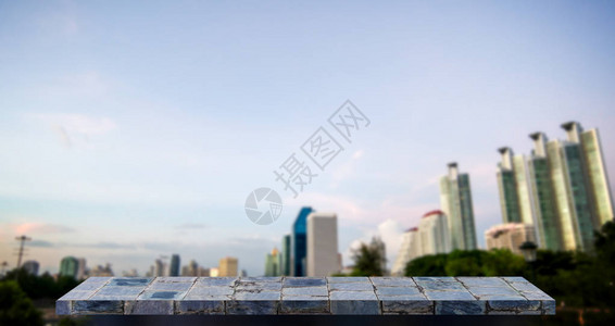 空的灰色岩石架子有城市背景背景图片