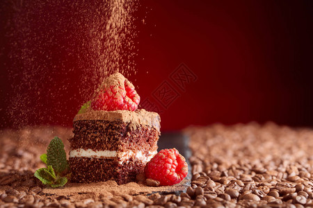 巧克力蛋糕上加草莓和薄荷夹在咖啡豆的桌子上图片