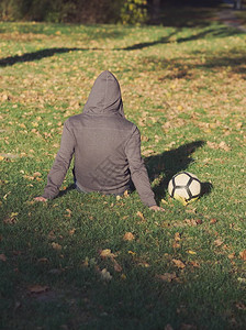 足球选手在阳光秋日与足球一起在图片