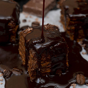 一块巧克力蛋糕液体巧克力在蛋糕图片