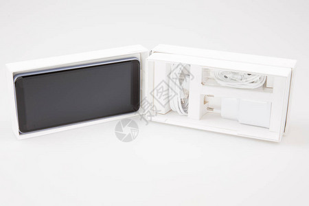 白色背景上的新未装箱智能手机盒背景图片