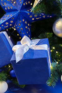 礼物盒圣诞树图片