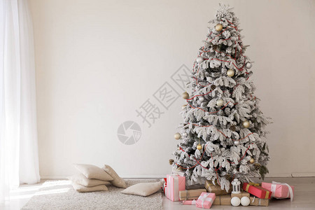白色圣诞树装饰室内寒假图片