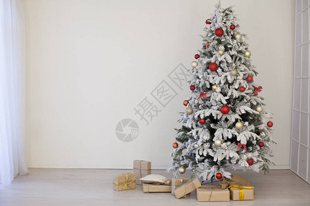 白色圣诞树装饰新年礼物室内假期图片