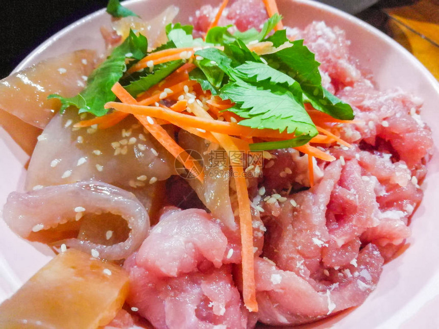 沙布猪肉包美味的沙布生猪鱿鱼和肉上的白芝麻加胡萝卜和烹饪菜碗图片