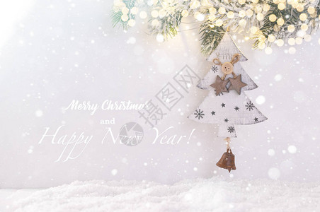 圣诞快乐新年快乐短信贺卡挂在木制装背景图片