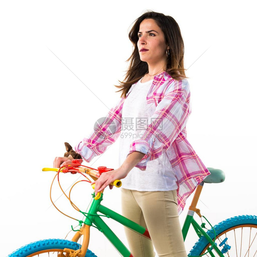 骑着彩色自行车的女孩图片