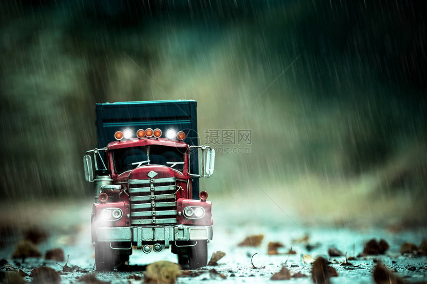 雨天行驶的卡车图片