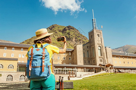 西班牙加泰罗兰比利牛斯州努里亚山谷酒店和教堂建筑背景下制作自图片