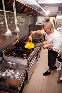 厨师在厨房餐厅做烧烤大厨用大图片