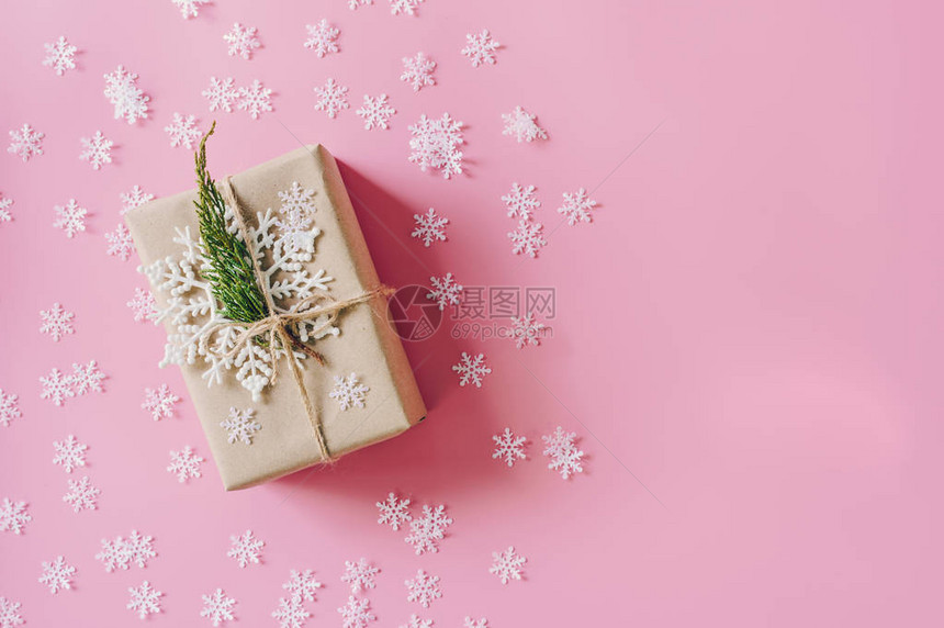 粉红色背景的棕色礼品盒图片