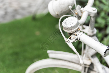 在花园背景的白色自行车图片