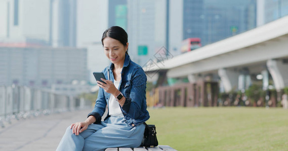 女在绿色背景中图片