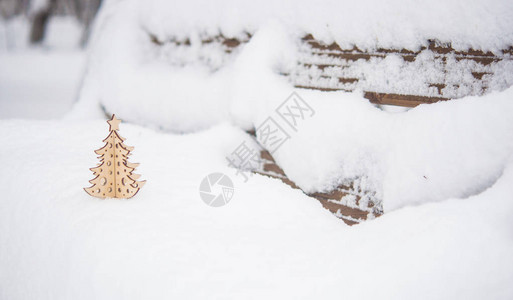 圣诞快乐明信片背景白雪皑的冬季森林中图片