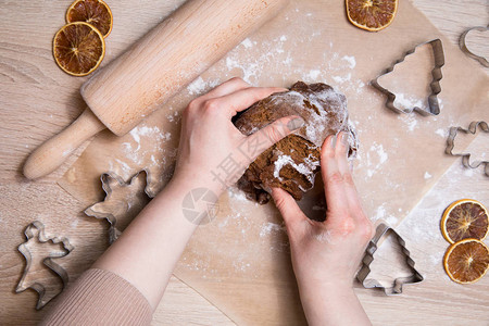 烤姜饼的男人做圣诞姜饼干饼干切图片