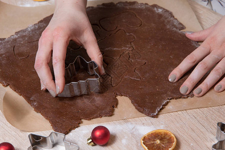 切圣诞饼干烤姜饼人制作圣诞饼干图片