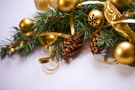 带金球和丝带的圣诞树枝图片