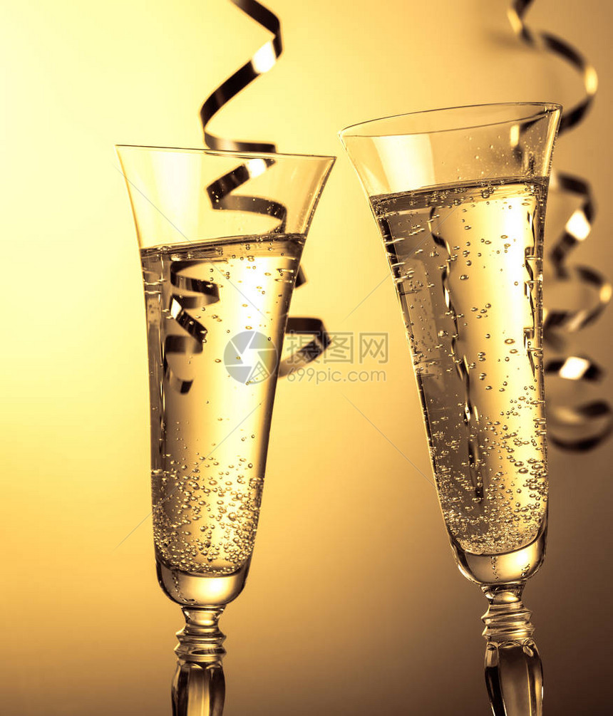 两杯香槟新年或圣诞节庆祝活动的象征除夕庆祝背图片