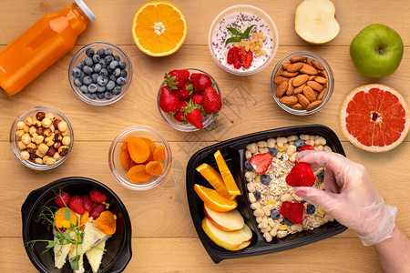 在健康快餐概念中烹饪早餐的过程图片