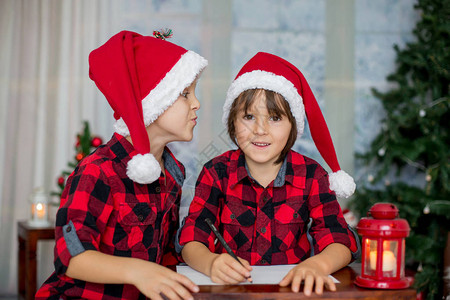 两个可爱的孩子男孩兄弟给家里的圣诞图片