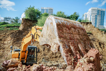 挖土机在建筑工地施工背景图片