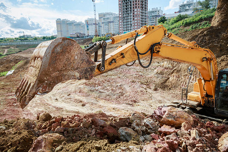 挖土机在建筑工地施工背景图片