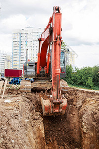 在建筑工地作的挖掘机挖出管道的沟渠图片
