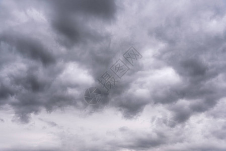多云的天空和恶劣的天气自然背景图片