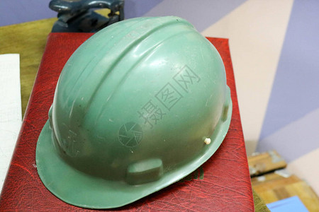 工人的绿色塑料安全帽图片