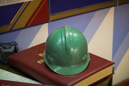 工人的绿色塑料安全帽图片