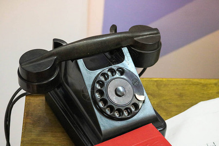 老式复古董时髦圆盘黑色座机电话图片