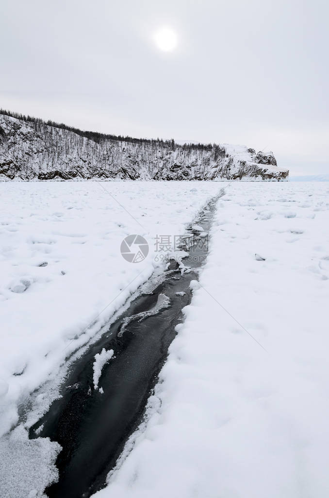 湖冰面的狭窄裂缝冬天活图片