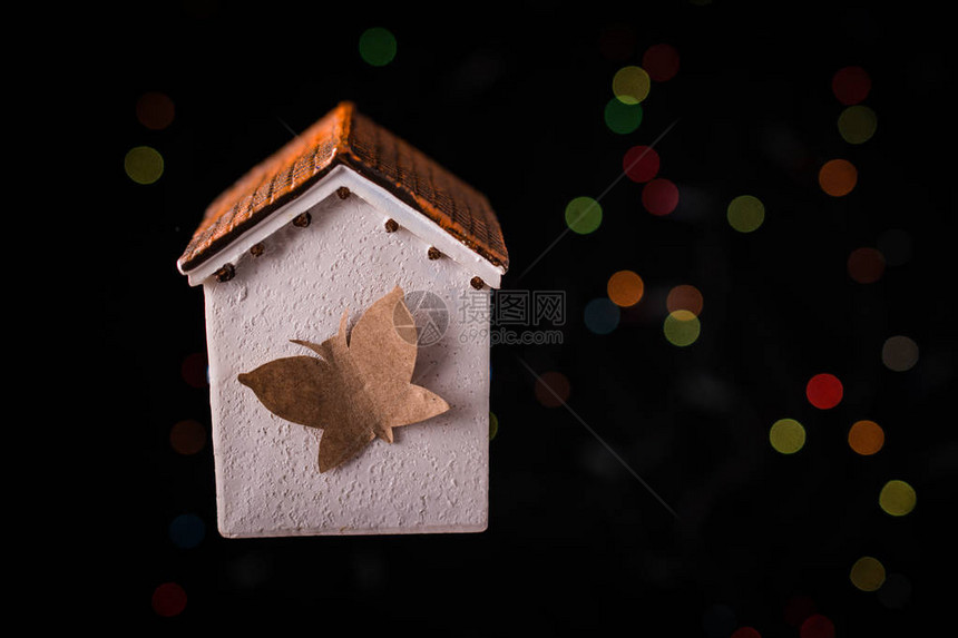 纸蝴蝶在模范房子上在bo图片