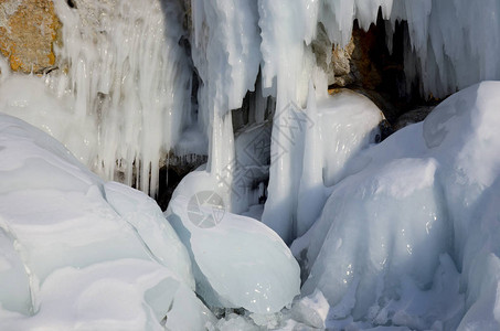 冻结Baikal湖期间形成的冰冻岩石和块上的滑冰图片