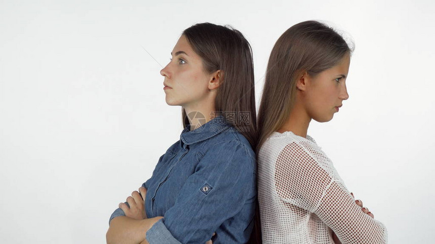 两个女朋友背靠站着图片