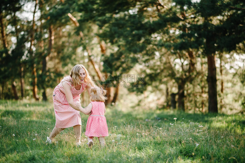 快乐的妈在暑假里跑着把女儿抓到大自然上图片