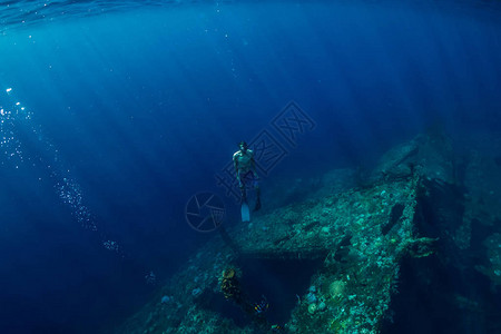 自由潜水员在巴厘岛沉船时图片